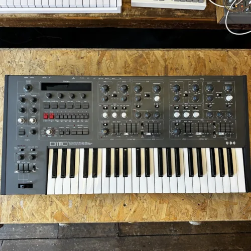 UDO DMNO 8 Voice Polyphonic Binaural Analog Hybrid Synthesiser (Black) [B-Stock – Mint]